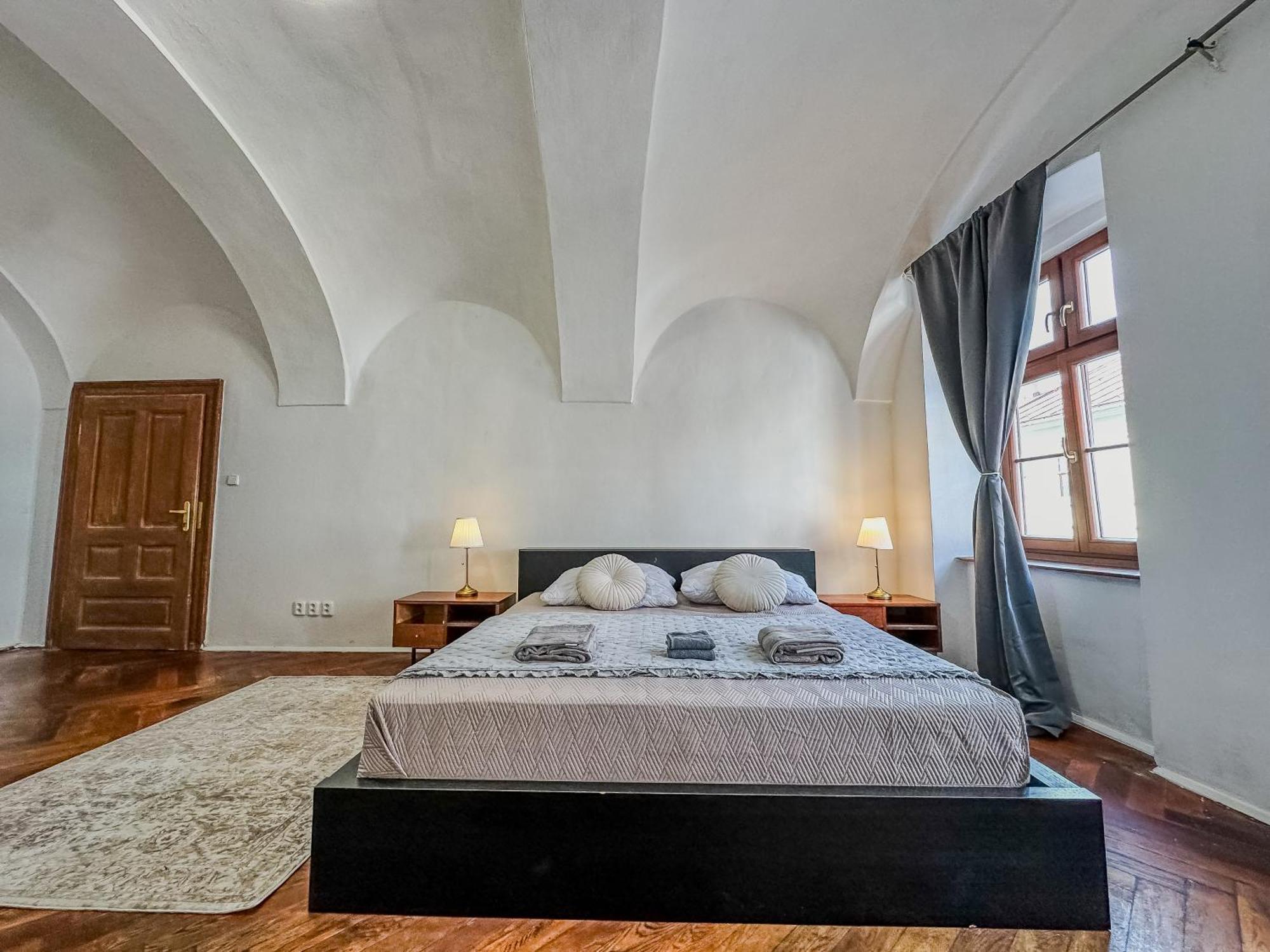 Old Town Apt. A/C And Parking Banska Bystrica Luaran gambar