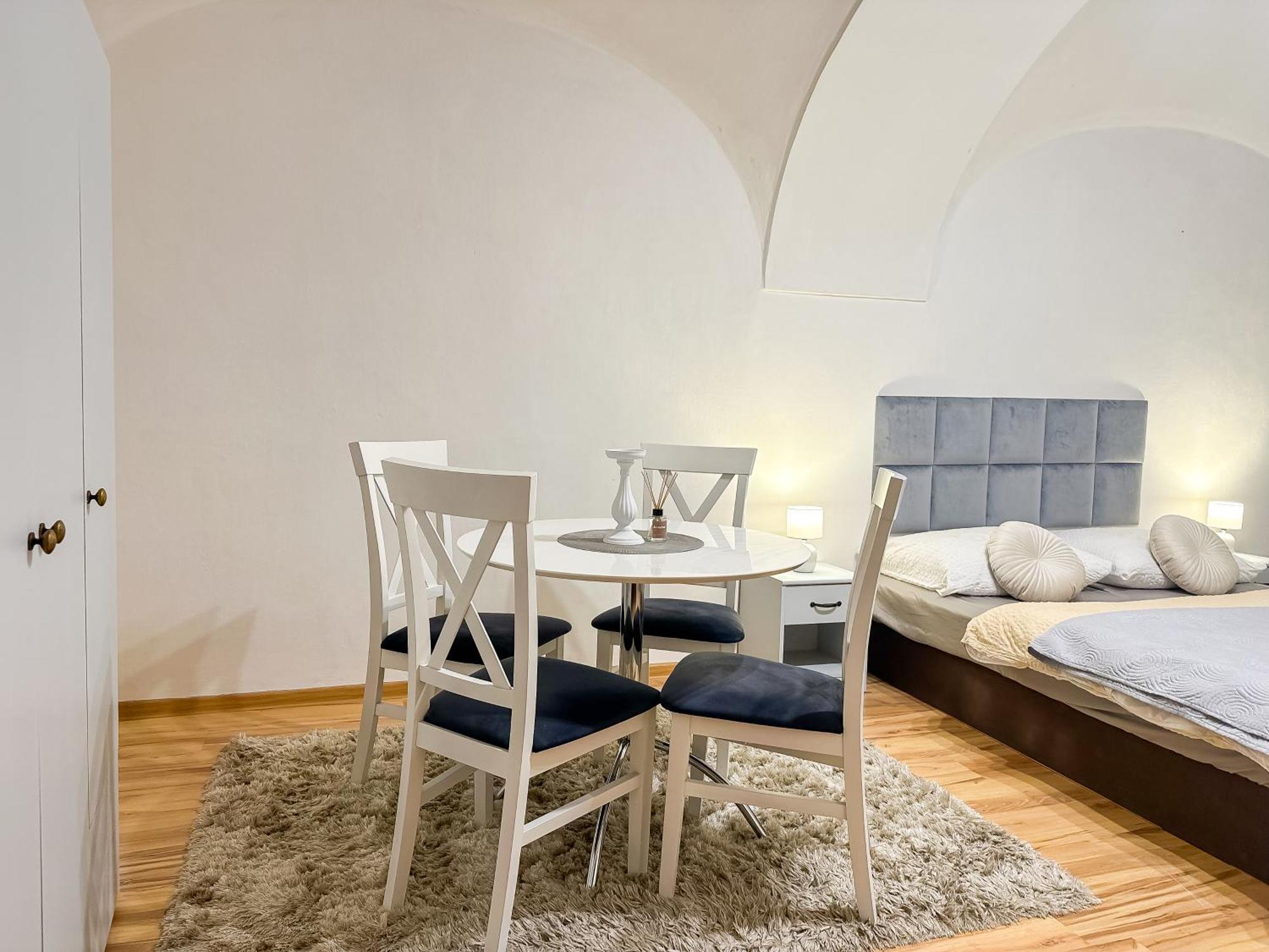Old Town Apt. A/C And Parking Banska Bystrica Luaran gambar